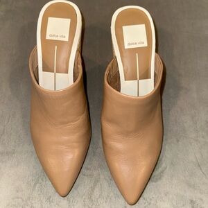 Tan Leather Dolce vita clogs. GUC SIZE 7